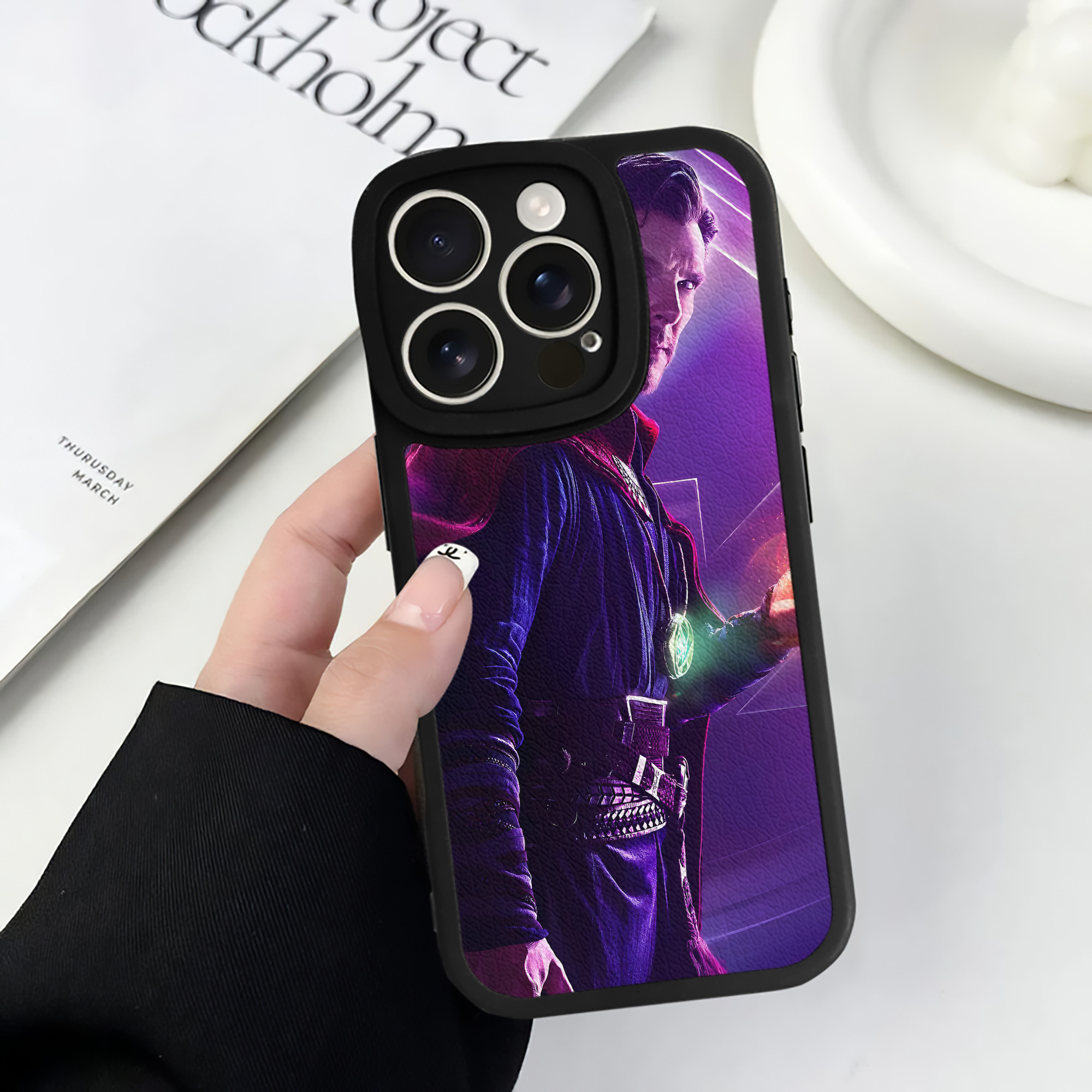 （画像用） アベンジャーズ The Avengers 【iPhone 16シリーズ対応】シリコンスマホケース（レザー調） 材質：シリコン